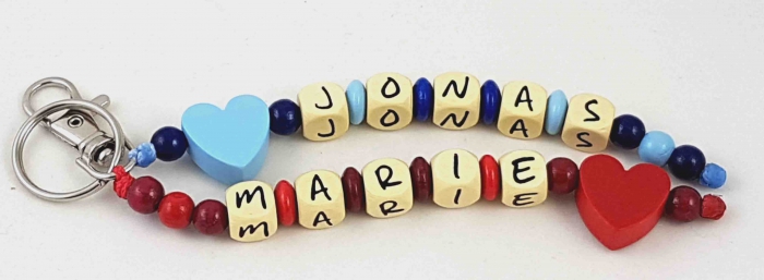 Schlüsselanhänger babyblau/dunkelblau und bordeaux/rot mit Doppelnamen und 2 Fädelmotive Herz