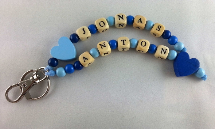 Schlüsselanhänger babyblau/mittelblau/dunkelblau mit Doppelnamen und 2 Fädelmotive Herz
