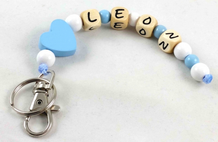 Schlüsselanhänger mit Name "Herz" in babyblau/weiß