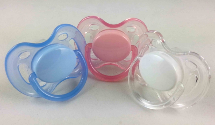 Schnullerkette babyblau/weiss mit Fädelmotiv Bär und Auto weiss/blau und Clip babyblau