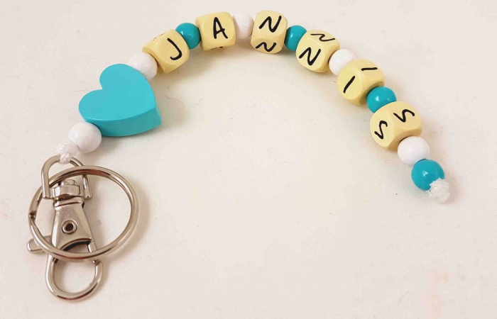 Schlüsselanhänger mit Name "Herz" in mint/weiß